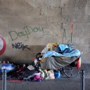Die Habseligkeiten eines Obdachlosen stehen und liegen in einem Tunnel.