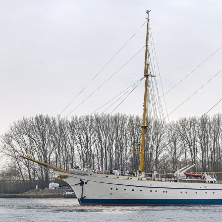 Das Marine-Segelschulschiff «Gorch Fock» wird von Schleppern aus der Lürssen-Werft gezogen.