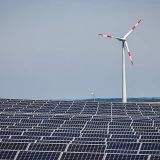 Solarpark und Windrad auf der Halde Deusenberg