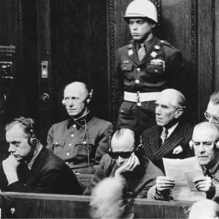 Alfred Jodl als Angeklagter beim Nürnberger Kriegsverbrecherprozess (2. Reihe ganz links; neben ihm Franz von Papen)