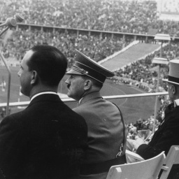 August 1936:  Adolf Hitler im Stadion bei den Olympischen Spielen zusammen mit den italienischen Kronprinz in Berlin.
