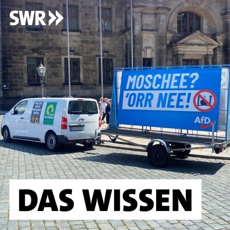 Auf dem Schlossplatz in Dresden steht ein Lieferwagen mit ironischen &#034;Wahlplakaten&#034; und einem Anhänger mit einem Transparren, auf dem steht: &#034;Moschee? &#039;Orr nee! AfD&#034;: Bei den Landtagswahlen in Thüringen, Sachsen und Brandenburg im September werden wohl wieder viele Wählerinnen und Wähler für rechte Parteien stimmen. Das ist für die Forschung nicht überraschend. Ausländerfeindliche Positionen liegen in den neuen Ländern seit den frühen 2000er-Jahren konstant bei 30 Prozent.