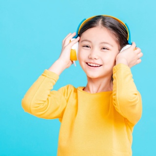 Glückliches Mädchen hört Musik mit Kopfhörern