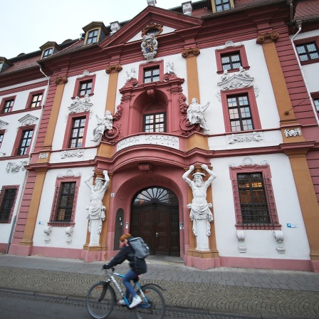 Ein Radfahrer fährt an der Staatskanzlei Thüringen in Erfurts vorbei