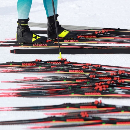 Symbolbild - Biathlon - mehrere Ski liegen nebeneinander