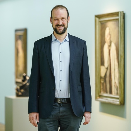Steffen Egle, Leiter des Museums Pfalzgalerie Kaiserslautern, steht in einem Ausstellungsraum des Museums.