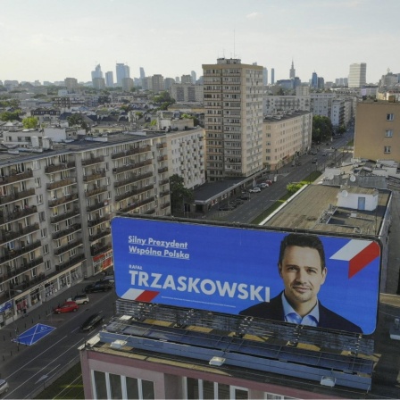 Wahlkampfplakat für Rafał Trzaskowski auf dem Dach eines Warschauer Wohnhauses.