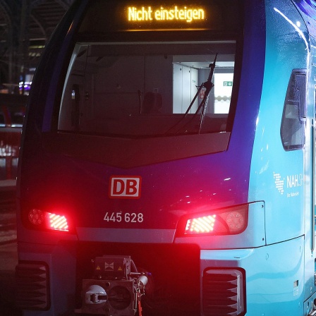 "Nicht einsteigen" steht an einem Zug, der an einem Bahnsteig im Hamburger Hauptbahnhof steht.