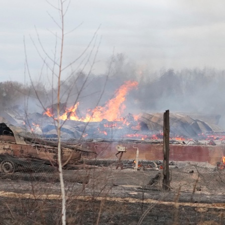 Flammen und Rauch steigen aus den Trümmern eines Privathauses nach russischem Beschuss außerhalb der ukrainischen Hauptstadt auf.
