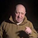 Chef der Söldnergruppe Wagner, Jewgeni Prigoschin, steht im Dunkeln vor getöteten Söldnern und spricht wütend in die Kamera.