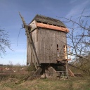 Das Wahrzeichen des Dorfes, die alte Bockwindmühle.