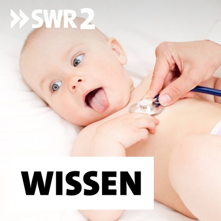 Kleinkind wird mit Stethoskop untersucht und streckt die Zunge heraus: Seit längerem ist der Notstand in der Pädiatrie bekannt, die Gründe dafür: zu wenige Fachkräfte, zu viel Bürokratie, zu geringe Honorierung, immer mehr Vorsorgeuntersuchungen, Engpässe bei Medikamenten, aber auch ein Trend bei Eltern zu mehr Arztbesuchen.