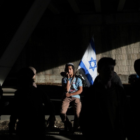 Israelische Demonstranten blockieren eine Straße, um gegen die ausgehandelte Waffenruhe zwischen Israel und der Hamas zu protestieren. 