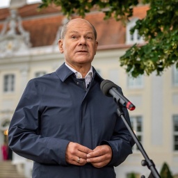 Bundeskanzler Olaf Scholz (SPD) spricht vor der Halbzeit-Klausur des Bundeskabinetts auf Schloss Meseberg (Brandenburg) zur Presse.