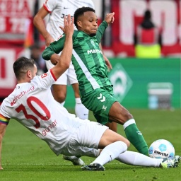 Werders Felix Agu (r) kämpft gegen Freiburgs Christian Günter um den Ball