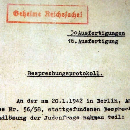 Eines der dramatischen Ausstellungsstücke in der Gedenk- und Bildungsstätte "Haus der Wannsee-Konferenz" in Berlin, in der vor 65 Jahren die Konferenz zur "Endlösung der Judenfrage" stattfand. Adolf Eichmann fertigte das Protokoll an, das 1947 in den Akten des Auswärtigen Amtes gefunden wurde