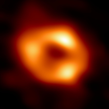 Dieses Bild zeigt zum ersten Mal Sgr A*, das supermassereiche schwarze Loch im Zentrum unserer Galaxie. Aufgenommen wurde es vom Event Horizon Telescope (EHT), einem Verbund von acht Radioobersatorien auf der ganzen Welt
