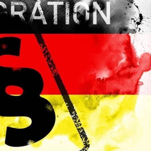 Das Wort Integration auf Deutschlandfahne und Paragrafensymbol