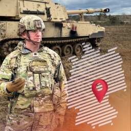 US-Soldat vor einer US-Panzerhaubitze M109 Paladin bei "Dynamic Front" 2023 auf dem Truppenübungsplatz Grafenwöhr.