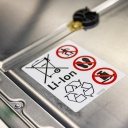 Auf Lithium-Ionen-Akkus befinden sich in der Regel Warnhinweise, dass sie nicht im Müll entsorgt werden dürfen - doch nicht immer wieder das auch beachtet. 