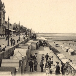 Die Promenade von Cabourg in der Normandie um 1900