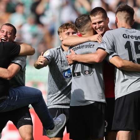 Grenzenloser Jubel bei Viktoria Köln nach dem Pokalcoup gegen Werder Bremen.