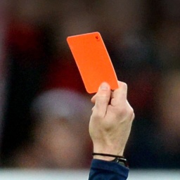 Schiedsrichter zeigt die rote Karte, Symbolbild