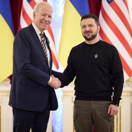 Joe Biden, Präsident der USA, schüttelt Wolodymyr Selenskyj, Präsident der Ukraine, bei seinem Besuch in Kiew die Hand 