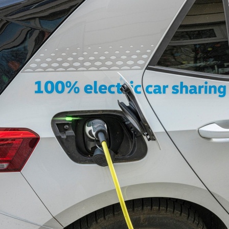 Ein Elektroauto aus dem car sharing-Bereich an einer Ladestation in Berlin