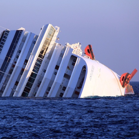 Die Kreuzfahrtschiff "Costa Concordia" liegt havariert vor der Küste von Norditalien
