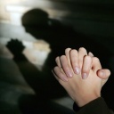 Eine junge Frau hat ihre Hände im Dom von Osnabrück zum Gebet gefaltet.