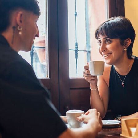 Ein Mann und eine Frau unterhalten sich in einem Cafe