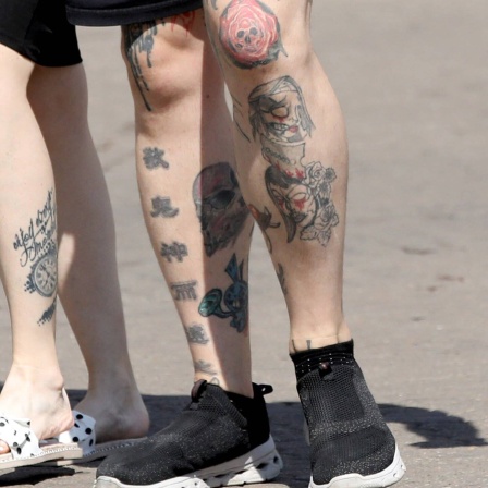 Menschen mit Tattoos stehen auf der Straße