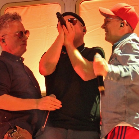 Doktor Renz, König Boris und Björn Beton singen eng beieinanderstehend.