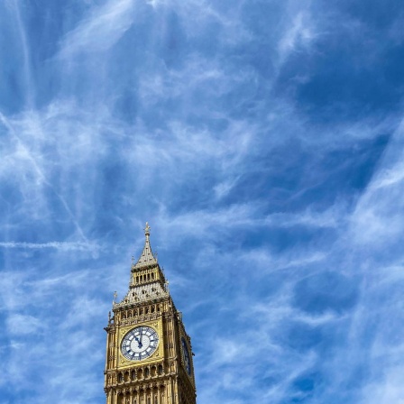 Blick auf Big Ben vor strahlend blauem Himmel