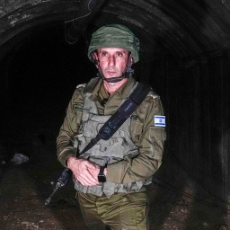 Der Sprecher des israelischen Militärs, Daniel Hagari, spricht zu Medienvertretern in einem Tunnel der Hamas in Gaza (Archivbild).