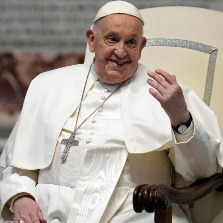 Papst Franziskus gestikuliert vor einer Messe im Petersdom in Vatikanstadt.