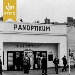 Das Wachsfigurenkabinett Panoptikum neben einem Würstchen-Imbiss auf der Reeperbahn, 1950er Jahre