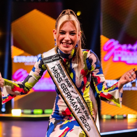 Kira Geiss, Miss Germany 2023, steht auf der Bühne