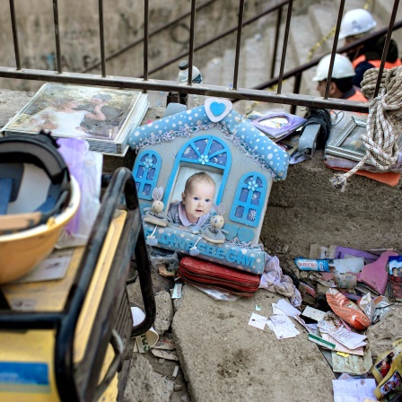 Ein Foto eines Kindes, das unter den Trümmern des Hauses seiner Familie im Epizentrum des Erdbebens als vermisst gilt. 