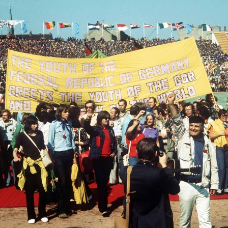 Die Delegation der Bundesrepublik Deutschland am Eröffnungstag beim Einmarsch in das "Stadion der Jugend" bei den Weltfestspielen 1973 (Bild: picture alliance/dpa)