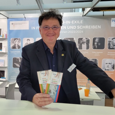 Michael Landgraf bei der Frankfurter Buchmesse. Michael Landgraf ist der Generalsekretär der Autorenvereinigung PEN. Schutz und Freiheit von Kultur, ungehinderter Gedankenaustausch, freie Meinungsäußerung: Dafür setzt sich die Autorenverband PEN ein. Gefährdet der politische Rechtsruck in Europa das Ziel?