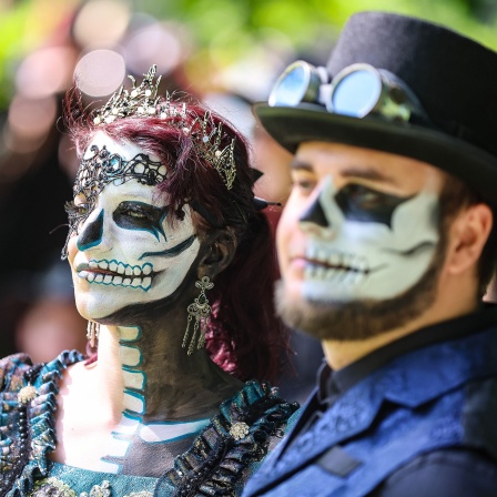 Clara und Tino aus Leipzig besuchen das traditionelle Viktorianische Picknick zum Wave-Gotik-Treffen (WGT) im Clara-Zetkin-Park.