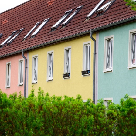 Die Fassade eines zur Oranienburger Wohnungsbaugenossenschaft (OWG) e.G. gehörenden Mehrfamilienhauses in der Weißen Stadt Artur-Becker-Straße/Ecke Walther-Bothe-Straße ist mehrfarbig gestaltet.