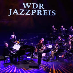 Altsaxofonistin Angelika Niescier präsentierte ihre Kompositionen mit der WDR Big Band unter der Leitung von Steffen Schorn.