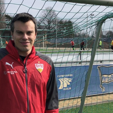 Fußballer Ralf Andrasch steht im Tor auf einem Fußballfeld.