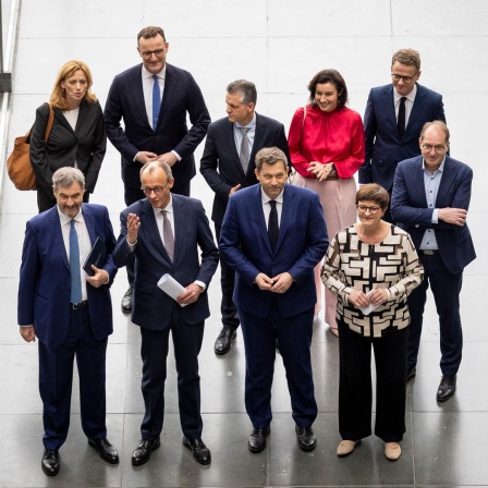 Karin Prien, Jens Spahn, Thorsten Frei, Dorothee Bär, Carsten Linnemann, Alexander Dobrint, Markus Söder, Friedrich Merz, Lars Klingbeil und Saskia Esken nach erfolgreichen Koalitionsverhandlungen bei einer Pressekonferenz im Paul-Loebe-Haus in Berlin.