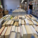 Bücher stehen in der Stadtbibliothek in Boxen auf einem Tisch. Durch die Corona-Pandemie hatten die Bibliotheken in Sachsen-Anhalt weniger Nutzer und somit geringere Einnahmen.
