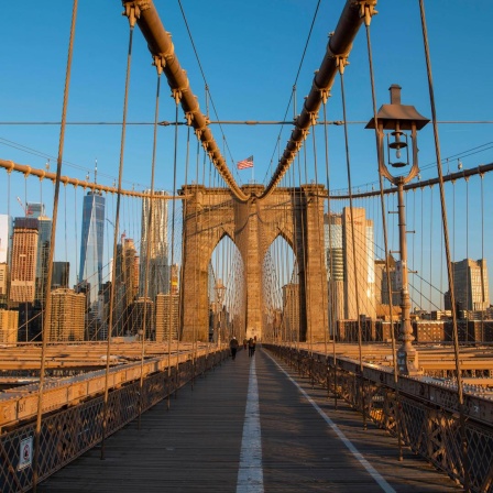 Die Brooklyn Bridge bei Sonnenaufgang, New York City, USA.