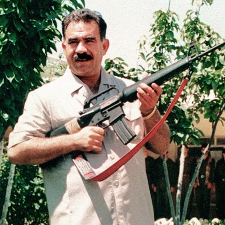 Der kurdische Separatistenführer Abdullah Öcalan im Juni 1997 mit einer amerikanischen M16-Maschinenpistole im Bekaa-Tal im Libanon.